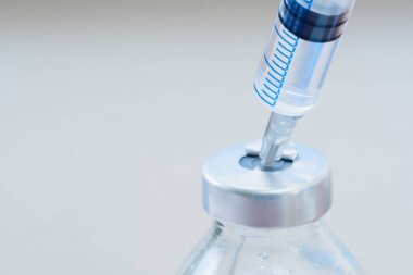 İlaç şişeleri ve şırınga, aşı enjeksiyon, kanser tedavisi, mavi ağrı tedavisi için hazır