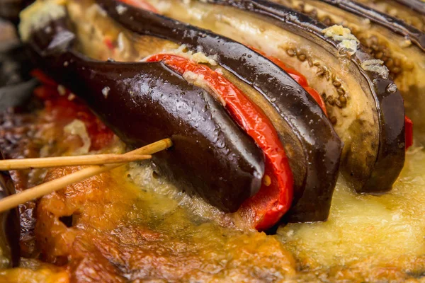 Zucchine ripiene di formaggio, pomodori, peperone — Foto Stock