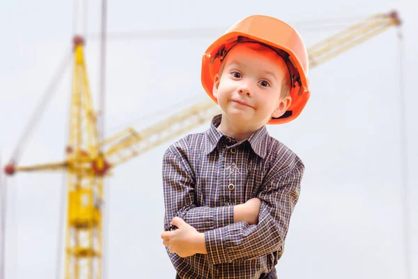 Kavramı, şantiye Vinçler ile bir kask, küçük çocuk