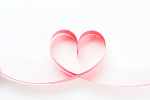 Rubans en forme de cœur sur blanc, concept de Saint-Valentin — Photo