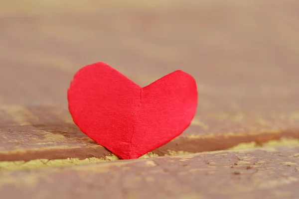 Sevgililer günü kırmızı kalp eski ahşap üzerinde. Tatil kartı — Stok fotoğraf