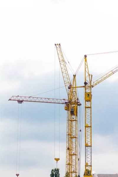 Construcción de grúas en construcción contra el cielo azul —  Fotos de Stock