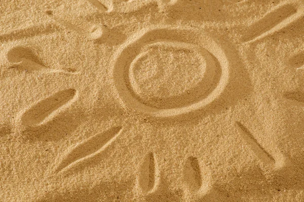 Сонце на піску на пляжі концепція святкового фону — стокове фото