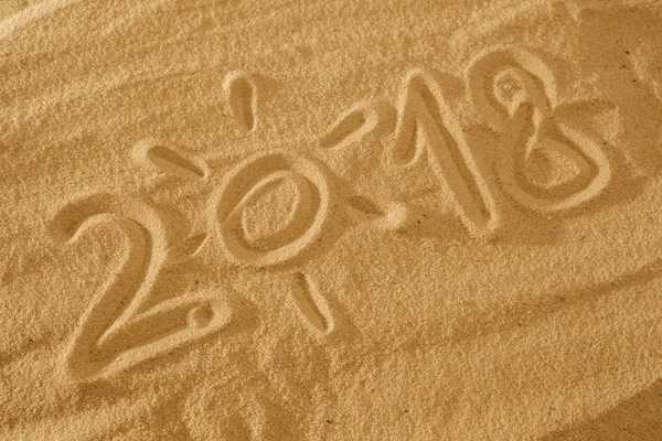 Soleil en 2018 année de saison sur le sable sur la plage vacances concept de fond — Photo