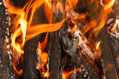 Yakıcı ve parlak açık sıcak alev ve duman ile kömür