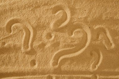 Ne ve kum Beach'te el yazısıyla yazılmış soru işareti sembolleri soru