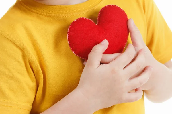 Lachende Jongen Houdt Een Rood Hart Beeldje Symbool Van Liefde — Stockfoto