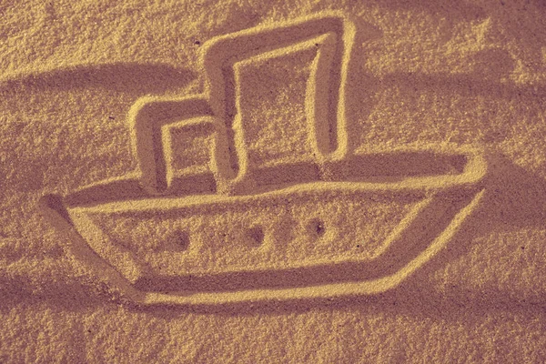Зображення корабля на золотому піску пляжу. Відпустка на круїзному кораблі . — стокове фото