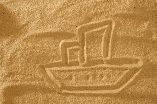 Foto van een schip op het gouden zand van het strand. Vakantie op een cruiseschip. — Stockfoto