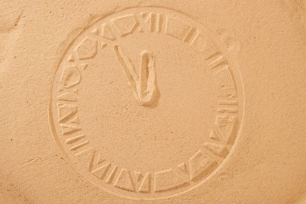 Пісочний годинник на піщано-дюнному пляжі. час проходження концепції — стокове фото