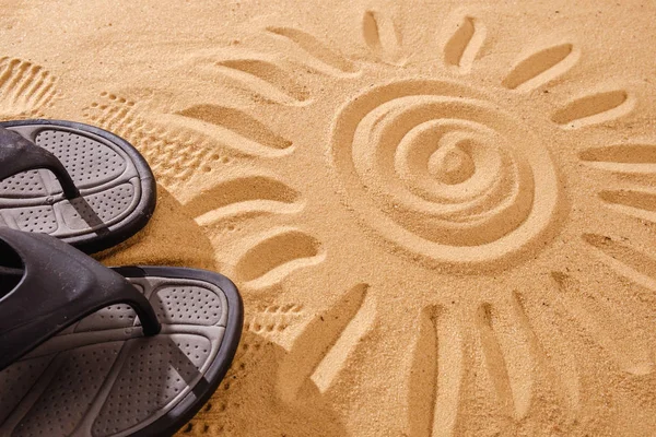 Zapatillas arenas en la playa en la arena pegada a las zapatillas de deporte con sol —  Fotos de Stock