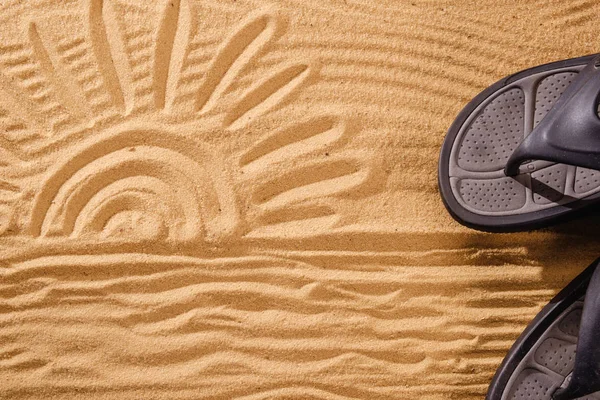 Zapatillas arenas en la playa en la arena pegada a las zapatillas de deporte con sol —  Fotos de Stock