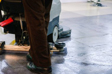 Zemin Bakımı ve temizlik hizmetleri ile çamaşır makinesi süpermarket dükkanda