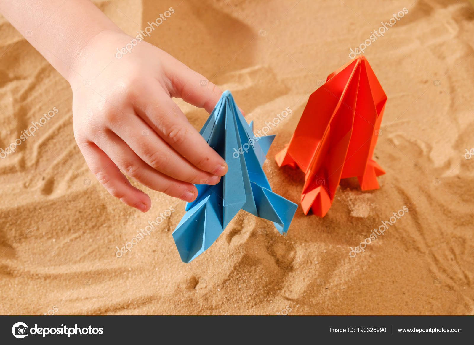 Menino Criança Feliz Brincando Com Papel De Origami Feito à