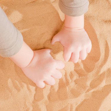 Kum terapisi, çocuğun elleri kum ile masada boyalı
