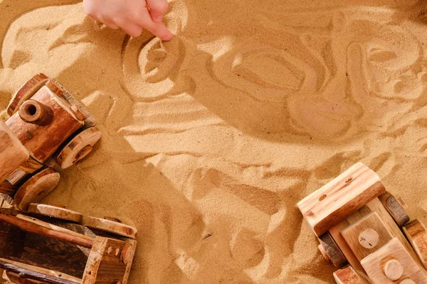 Tout-petit jouant avec le bulldozer jouet en bois tracteur — Photo