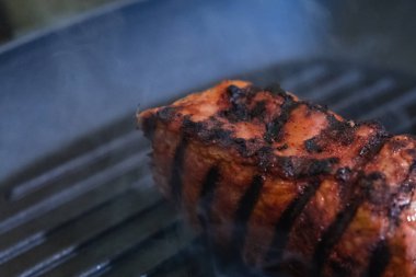 kavrulmuş ızgara biftek