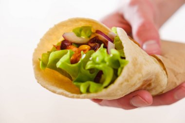 Fasulye ve biber tavuk el holding ile Burrithos, kapat