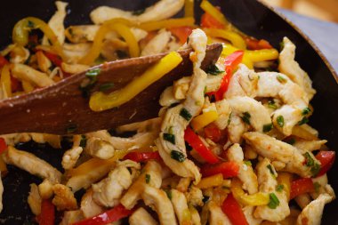 Kavrulmuş sebze ve tavuk dürüm yemek burrito yakın çekim için.