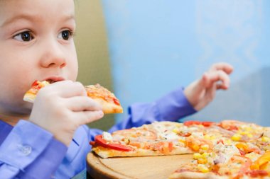 Tatlı tatlı çocuk, çocuk, bir restoranda pizza yemek yaz