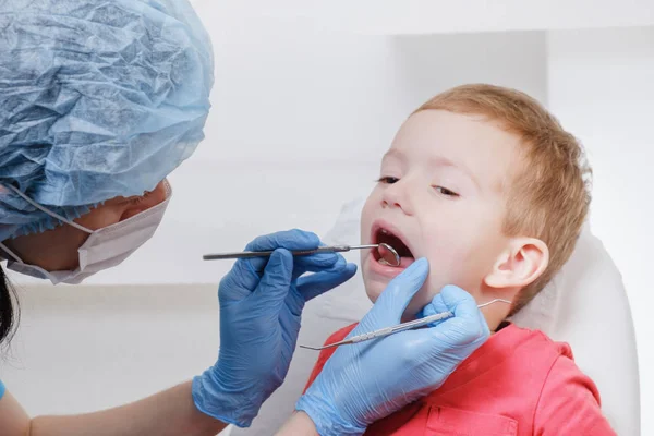 Стоматологічне обстеження зубів пацієнта за допомогою дзеркала інструменту Карієс, пошкодження зубів, хвороба . — стокове фото