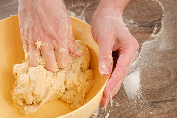 面粉和手放在餐桌上的玉米饼面团。煮玉米饼. — 图库照片