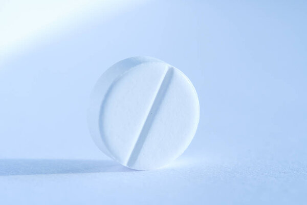 Таблетки таблетки лекарства изолированы на белом, крайний крупный план макрос
.