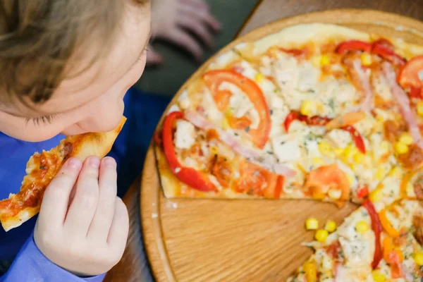 Dziecko, chłopiec, jedzenie pizza w restauracji, lato — Zdjęcie stockowe