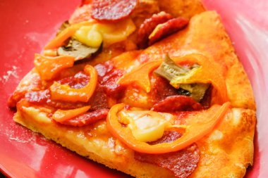 Dilim taze İtalyan klasik orijinal Pepperoni Pizza.