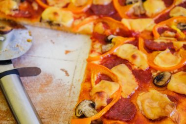 Biberli pizza dilimleri bıçak ile kesme..