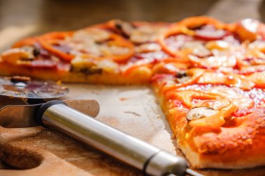 Biberli pizza dilimleri bıçak ile kesme..