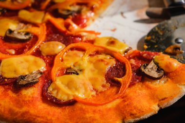 Biberli pizza dilimleri bıçak ile kesme..