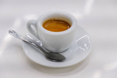 Beyaz arka planda lezzetli bir fincan kahve.