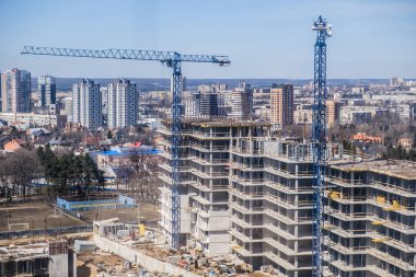Mavi gökyüzü kule vinç. Ev yapım aşamasında. Endüstriyel manzarası