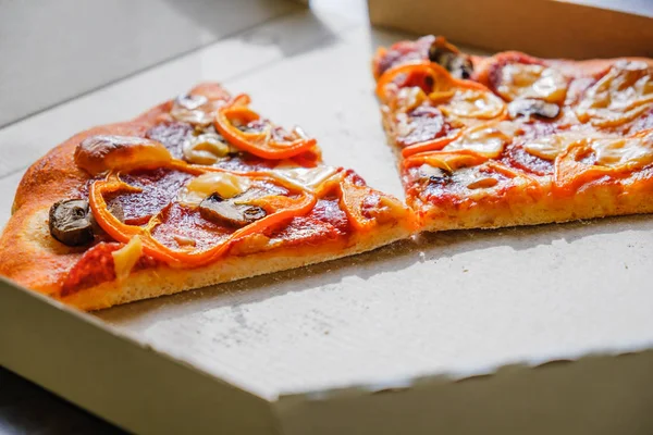 Pizzastücke im Pizzakarton. — Stockfoto