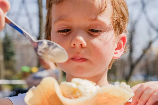 Detalhe Close Criança Comendo Sorvete Livre Café — Fotografia de Stock