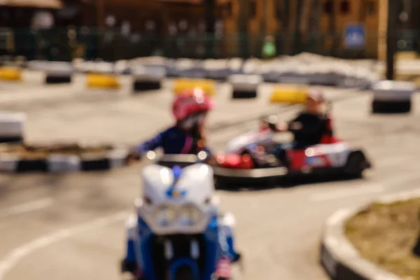 Niño Desenfocado Conduciendo Coche Kart Con Velocidad Parque Infantil —  Fotos de Stock