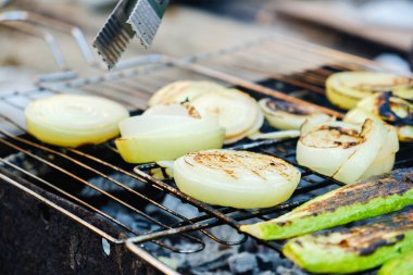Açık bir ızgara tava üzerinde ızgara sebze
