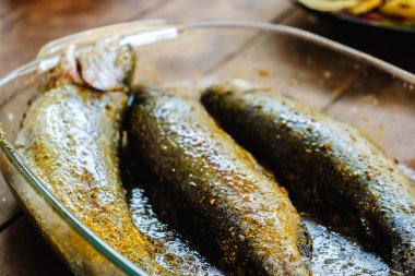 Taze alabalık balık ile baharat Barbekü için hazır