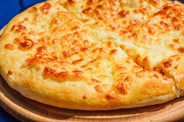 Dört peynirli pizza quattro fromaggi bir tahta masa, mavi zemin üzerine