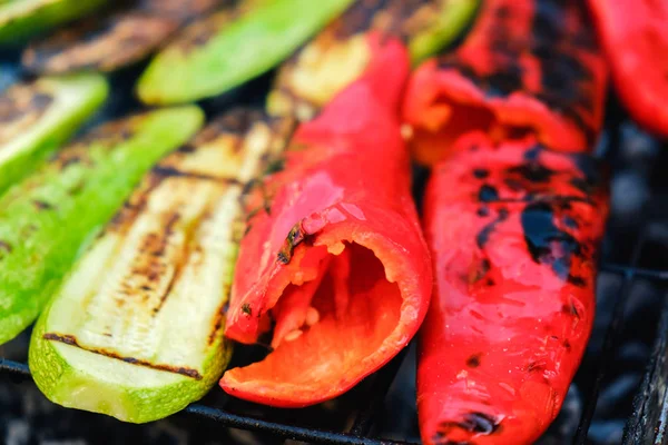 Verdure alla griglia su una padella, all'aperto — Foto Stock