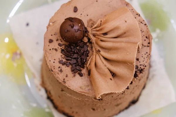 Deliziosa torta al cioccolato con crema — Foto Stock