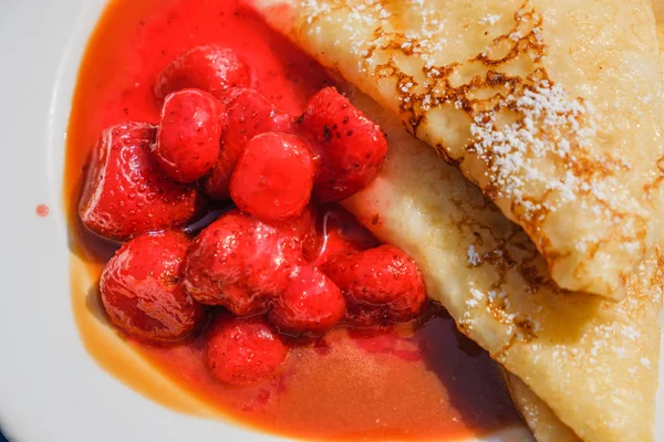 Freshly prepared pancakes with strawberries — Stock Photo, Image
