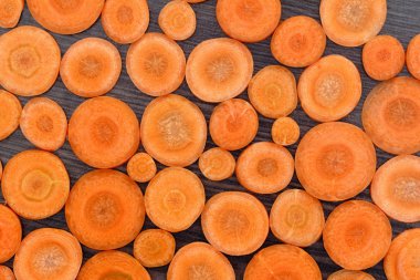 Ahşap bir arka plan üzerinde havuç dilimleri. Üstten Görünüm