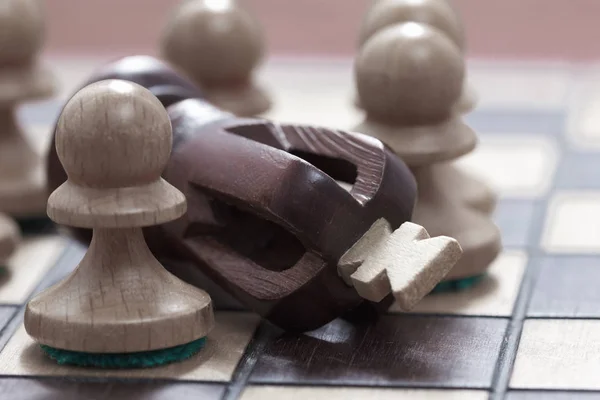 Geschäftskonzept Von Sieg Niederlage Spielende Schachbrett Und Figuren Des Gescheiterten — Stockfoto