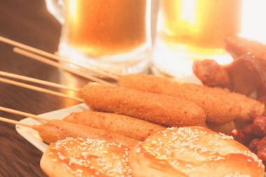 Almanya ulusal yemekler kraker mısır köpek ahşap arka plan üzerinde bira ile kanatları füme.