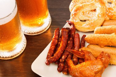 Kanatları bira ile Alman Milli yemekleri tuzlu kraker Mısırlı Sosis füme.