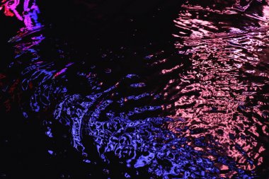 Vintage tarzı - Büyük şehirde yağmurlu gece, yolda yaklaşan araçların farlar ışık.