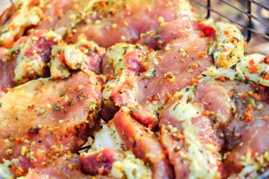 Sığır eti biftek. Taze çiğ domuz eti boyun biftek bir barbekü ızgara üzerinde bitki baharatlar ile için