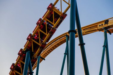 Bir altüst Roller Coaster üzerinde eğlenceli korkutucu